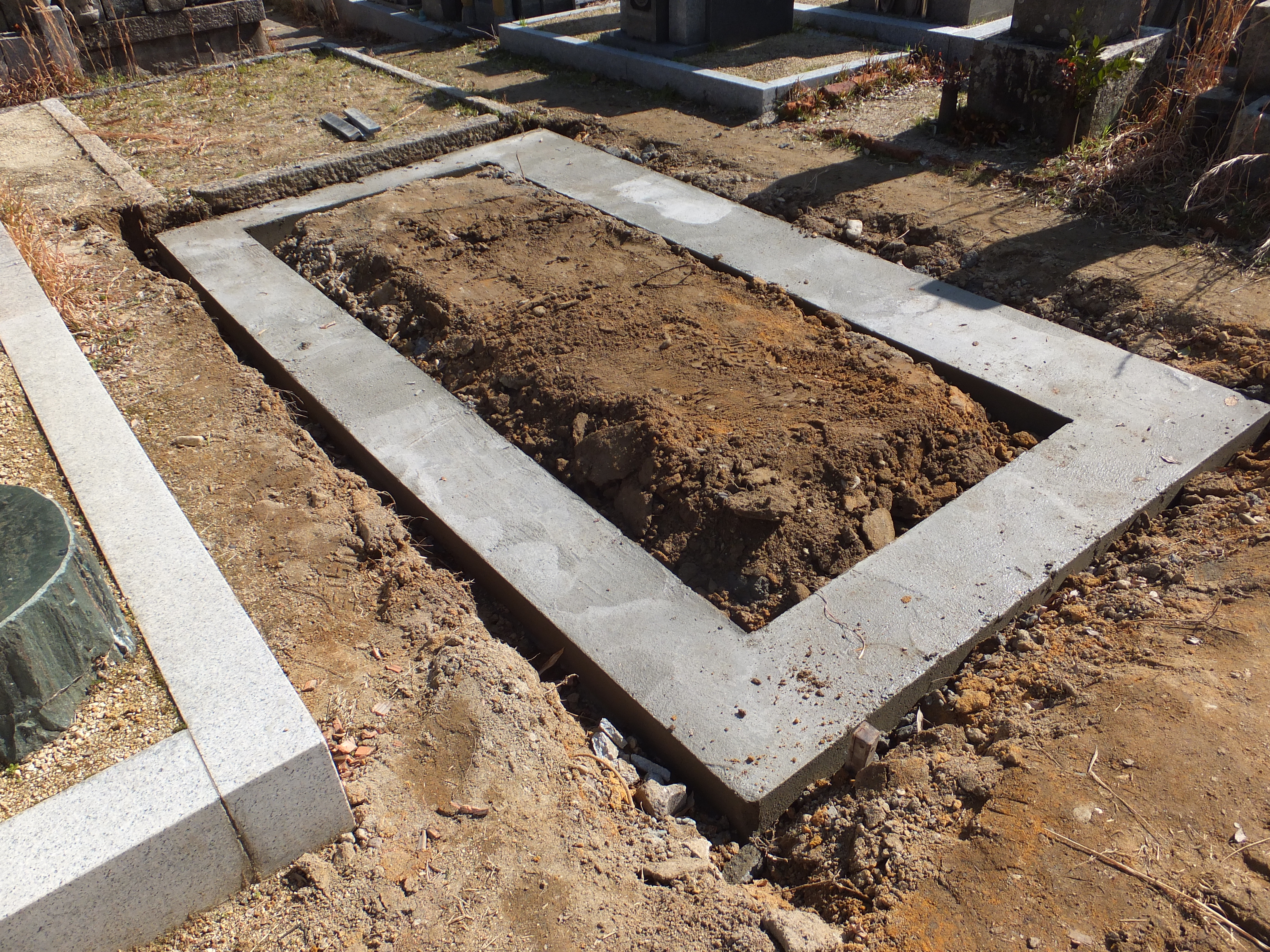 お墓を立てる上で大切な基礎工事の段階です。大竹のノウハウがここにも活かされます。